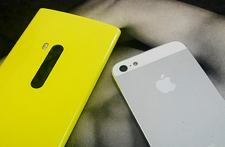 אייפון 5 ולצידו לומיה 920. נוקיה ואפל באותו צד, לשם שינוי, צילום: ניצן סדן