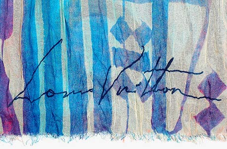 צעיף שיצר אמן הגרפיטי האמריקאי רטנה לויטון
