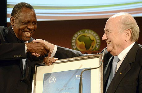 איסה האיאטו נבחר מחדש לנשיא פדרציית הכדורגל של אפריקה