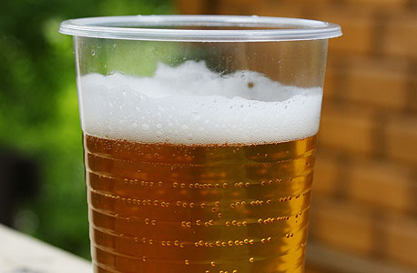 כמה שעות עבודה בשכר מינימום נדרשות בשביל כוס בירה?