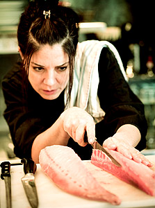 רימה אולבֵרה: "אני תמיד נדהמת כשאני רואה טבח שמגיע לעבודה בלי סכינים משלו. זה כמו שלאתלט לא יהיו נעלי ריצה משלו. זה כלי עבודה שאי אפשר בלעדיו, והוא מאוד אישי", צילום: תומי הרפז