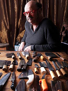 לאון אלקלעי עם 60 סכיניו, מסכין הדייגים הסקנדינבית ועד סכין כלבי הים האסקימוסית. "כשאני רואה חנות סכינים אני תמיד נכנס, ותמיד יוצא עם משהו ביד"