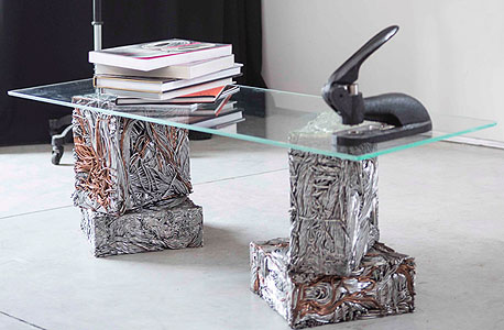 הסטודיו של כהן. גם השולחן עשוי מחלקי מתכות ממוחזרים