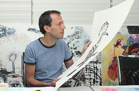 השופט איתי מאוטנר בוחן את אחת העבודות