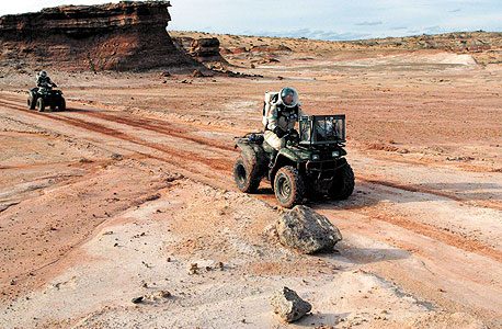 מתנדבים בתחנת ההדמיה של מאדים במדבר יוטה. לפחות 45 ארגונים אזרחיים במירוץ 