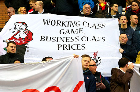 אוהדי ליברפול עם שלט מחאה נגד מחירי הכרטיסים. כסף לא קונה אמון האוהדים, צילום: אימג