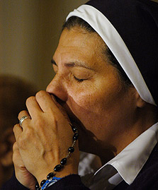 נזירה בעת תפילה, צילום: בלומברג