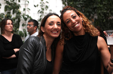 משמאל: שירה בן אהרון מנהלת מרכז הכנסים והמבקרים של הבורסה ומאיה חג'ג', מנהלת אירועים, צילום: אוראל כהן