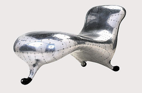 כיסא "לוקהיד לאונג'" של מארק ניוסון. נמכר ביותר מ־2 מיליון דולר