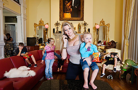 ג'קי סיגל ושישה משבעת ילדיהם של בני הזוג. גרים כיום בבית שגודלו 2,400 מ"ר בלבד