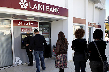 אנשים ממתינים בתור לכספומט בקפריסין