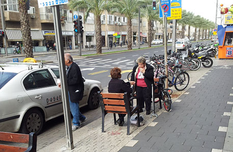 רחוב אבן גבירול תל אביב מונית זקנים פנסיה, צילום: דוד הכהן