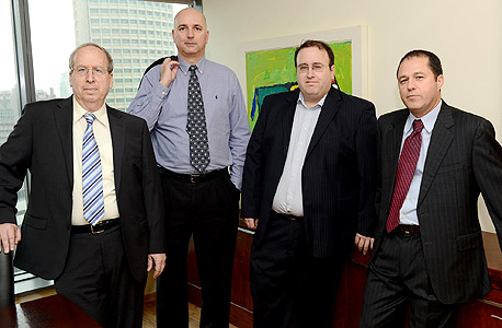 מימין: אלי ברקת, יו"ר החברה הציבורית מיטב-דש; אבנר סטפק, סגן יו"ר; אילן רביב, מנכ"ל מיטב-דש; צבי סטפק, יו"ר בית ההשקעות הממוזג