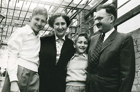 1954. דן פרופר (13, משמאל) עם אחיו גד (9) והוריו עליזה ואויגן בחגיגת בר המצווה של דן במועדון ויצו בתל אביב
