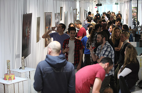 מבקרים בתערוכה, צילום: אוראל כהן