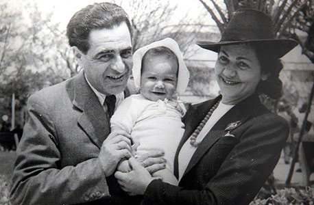 1944. שלי טימן, בן חצי שנה, עם הוריו רבקה ויעקב בכיכר דיזנגוף בתל אביב