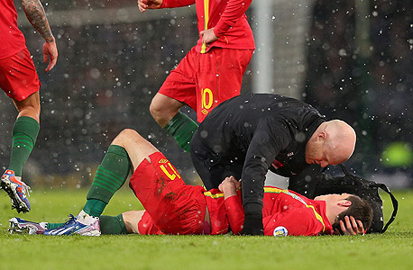מטפלים בשחקן פצוע. 100% ממקרי המוות על מגרש הכדורגל בבריטניה קשורים לבעיות לב של שחקנים, צילום: אימג