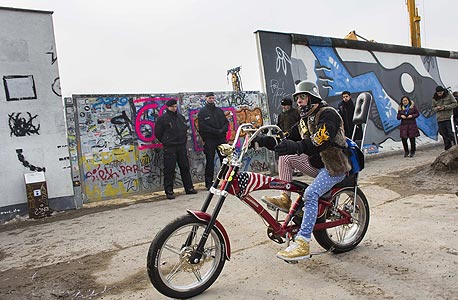 שרידי חומת ברלין. שיעור אבטלה גבוה בגרמניה, צילום: רויטרס