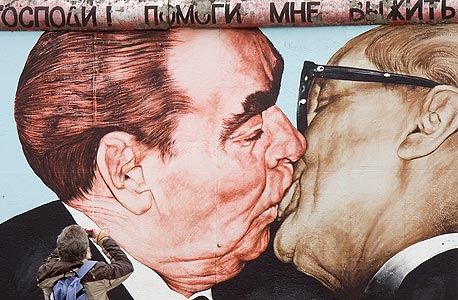 אחד הציורים המפורסמם: ברז'נייב ואריך הונקר מתנשקים, צילום: שאטרסטוק