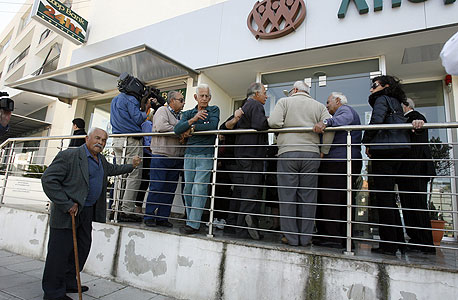 תור לבנק בקפריסין, צילום: איי פי
