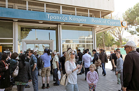  תור של תושבי ניקוסיה ליד אחד הבנקים, צילום: אי פי איי