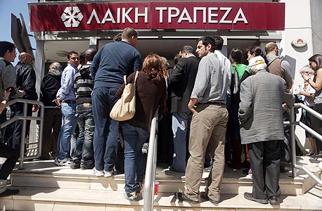 תור בכניסה לבנק בקפריסין. "נתתי כמה עצות ידידותיות", צילום: איי אף פי