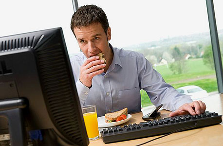 בניגוד לדעה הרווחת, אכילה מול המסך דווקא פוגעת ביעילות