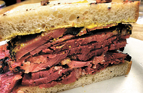 Katz's Deli, ניו יורק. 20-11 דולר לסועד  (בתצלום: כריך פסטרמי חם)