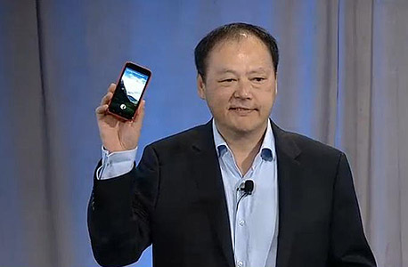 פיטר צ'ו, מנכ"ל HTC, מציג את First - טלפון ה-Home הראשון