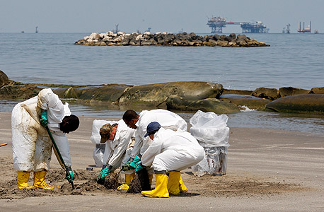 פועלים מנקים את נזקי הזיהום מהתפוצצות אסדת הנפט של BP