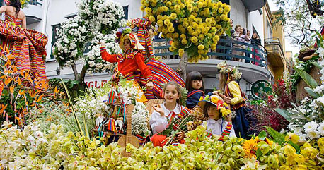פסטיבל הפרחים בפורטוגל. משפחות ותלבושות מסורתיות 