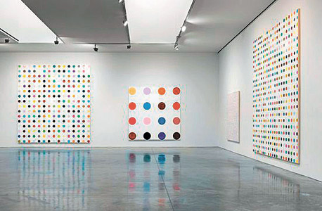 עבודות מסדרת הנקודות, הוצגו ב־11 גלריות גגוזיאן במקביל, צילום: Robert McKeever
