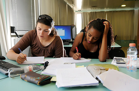 שיפור לימודי האנגלית במכללות עשוי לייקר את שכר הלימוד