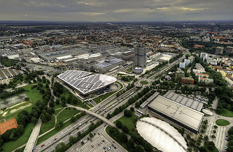 מטה BMW Welt במינכן. מורכב מארבעה מבנים צילינדרים המייצגים מנוע בעל 4 צילינדרים