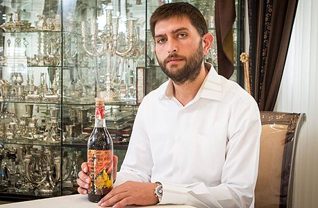 יוסי שור. "הכסף ילך לתרומה"