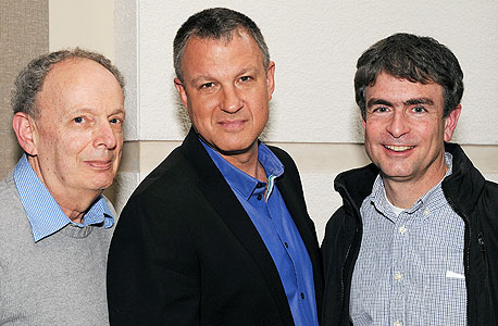 אראל מרגלית (במרכז) ומייסדי סייאופטיקס