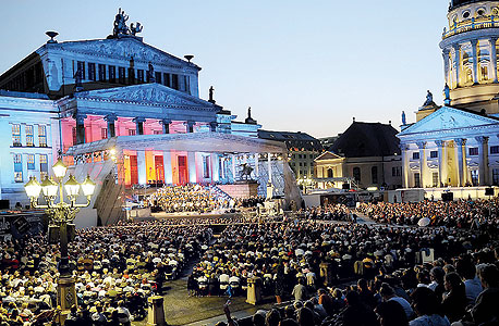 פסטיבל קלאסי בכיכר ז'נדרמנמרקט, ברלין. 89.5–29.5 יורו פסטיבל קלאסי בכיכר ז'נדרמנמרקט, ברלין. 89.5–29.5 יורו