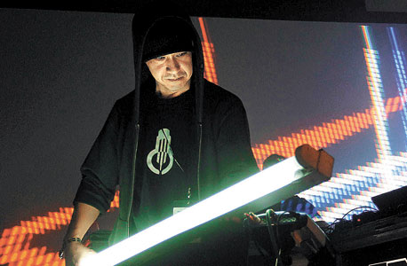 מוזיקה מתקדמת, ברצלונה (בתצלום: האמן היפני אטסוהירו איטו). מ־40 יורו ליום מוזיקה מתקדמת, ברצלונה (בתצלום: האמן היפני אטסוהירו איטו). מ־40 יורו ליום