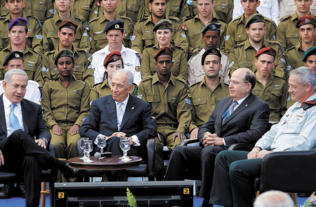 בשידור החגיגי מבית הנשיא, נהנים בלב הקונצנזוס. (מימין) גנץ, יעלון, פרס ונתניהו