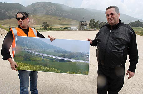 שר התחבורה ישראל כץ (מימין) באתר הבנייה של רכבת העמק (ארכיון), צילום: גיל נחושתן