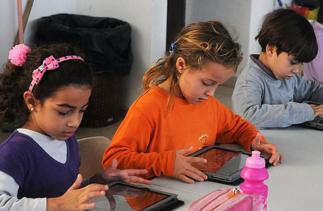 משרד החינוך: ספרי לימוד דיגיטליים יחסכו כסף להורים