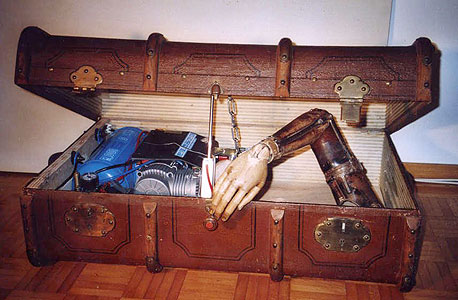 הדגם הראשון של מכונה חסרת תועלת, שפותח בשנות השישים של המאה שעברה על ידי קלוד שאנון הדגם הראשון של מכונה חסרת תועלת, שפותח בשנות השישים של המאה שעברה על ידי קלוד שאנון