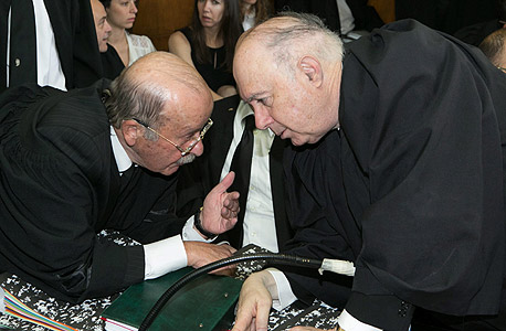 עורכי הדין פיני רובין (מימין) ורם כספי