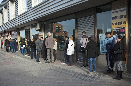 מובטלים בספרד , צילום: בלומברג