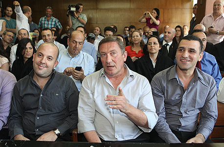 נוחי דנקנר (במרכז) באולם בית המשפט, צילום: אוראל כהן