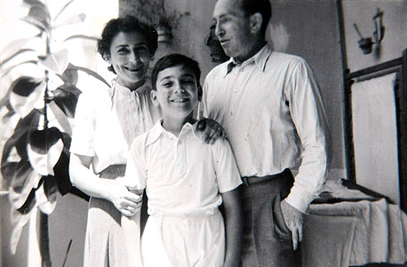 1949. איתן ששינסקי, בן 12, עם הוריו ברוך ואליס בחיפה