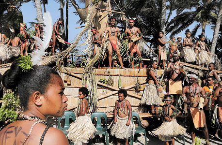 ריקוד מסורתי בפפואה גיניאה החדשה, לכבוד ביקורו של הנסיך צ'רלס בשנה שעברה. דיימונד: "כך חיינו כמעט 6 מיליון שנה" 