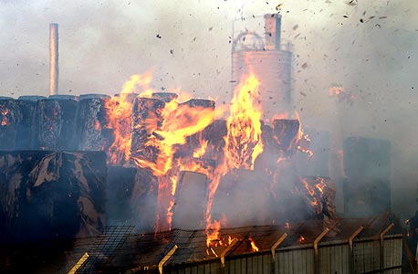 נבדק חשד להצתה במפעל קרגל; טונות חומרי גלם נשרפו