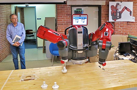 מחליף פועל ייצור. יוצרי הרובוט־הלומד בקסטר משווקים אותו כתשובה האמריקאית לייצור הזול בסדנאות היזע באסיה, צילום: CC by jurvetson