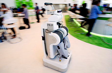 מחליף עוזרת בית. הרובוט האישי PR2 ניתן לתכנות פשוט, וכיום הוא אופה, מקפל, מביא דברים מהמקרר ומוריד את הכלב לטיול, צילום: בלובמרג